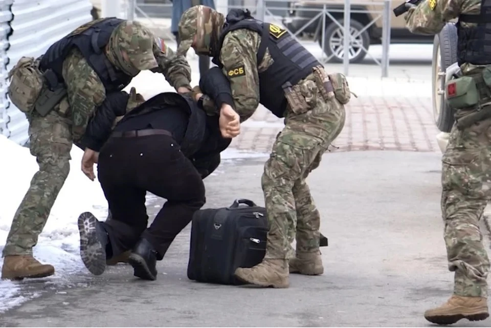 ФСБ задержала россиянина за государственную измену Фото: кадр из видео задержания