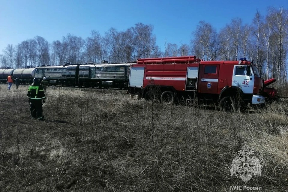 В тепловозе загорелось масло на площади два квадратных метра.