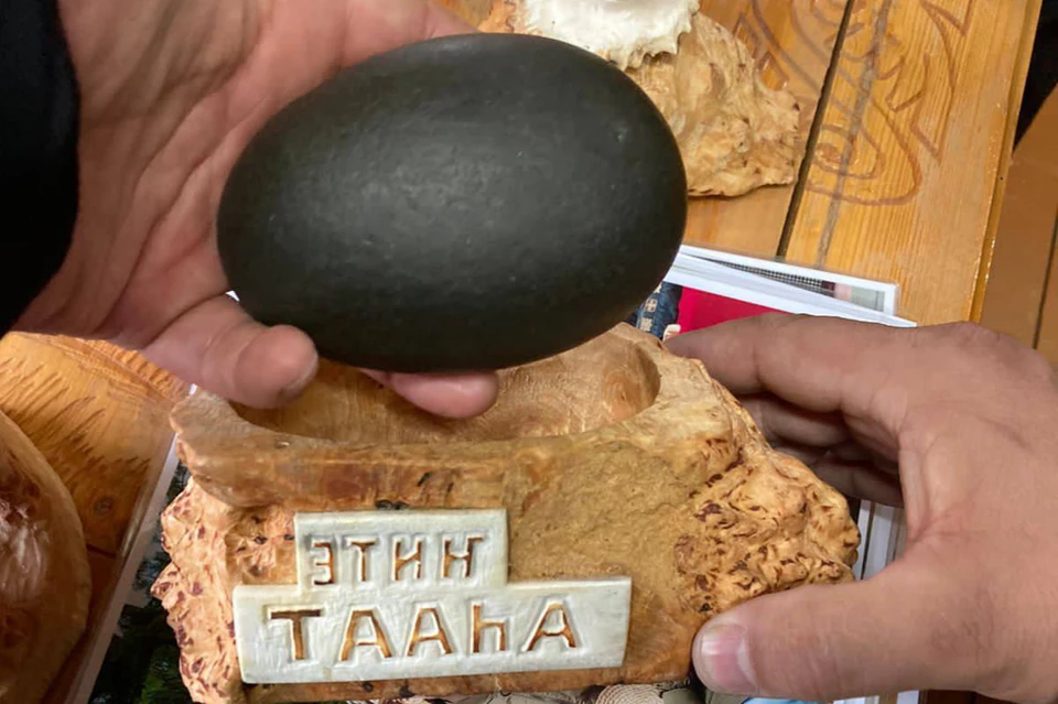 Надпись на камне «Грозовой камень». Фото: Спиридон Борбуев