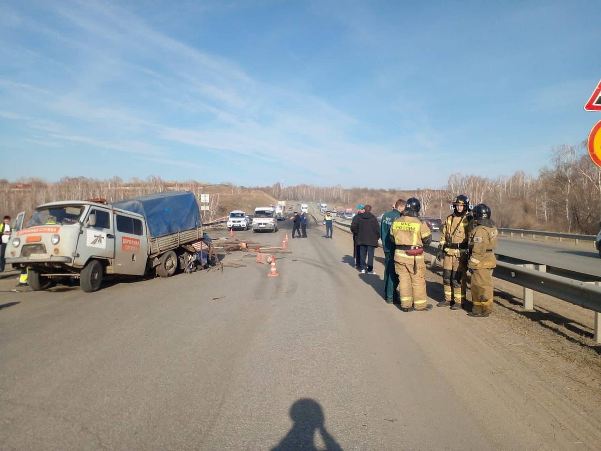 Погибли 4 человека: в Челябинской области водитель иномарки сбил двух  рабочих и протаранил машину дорожной службы - KP.RU