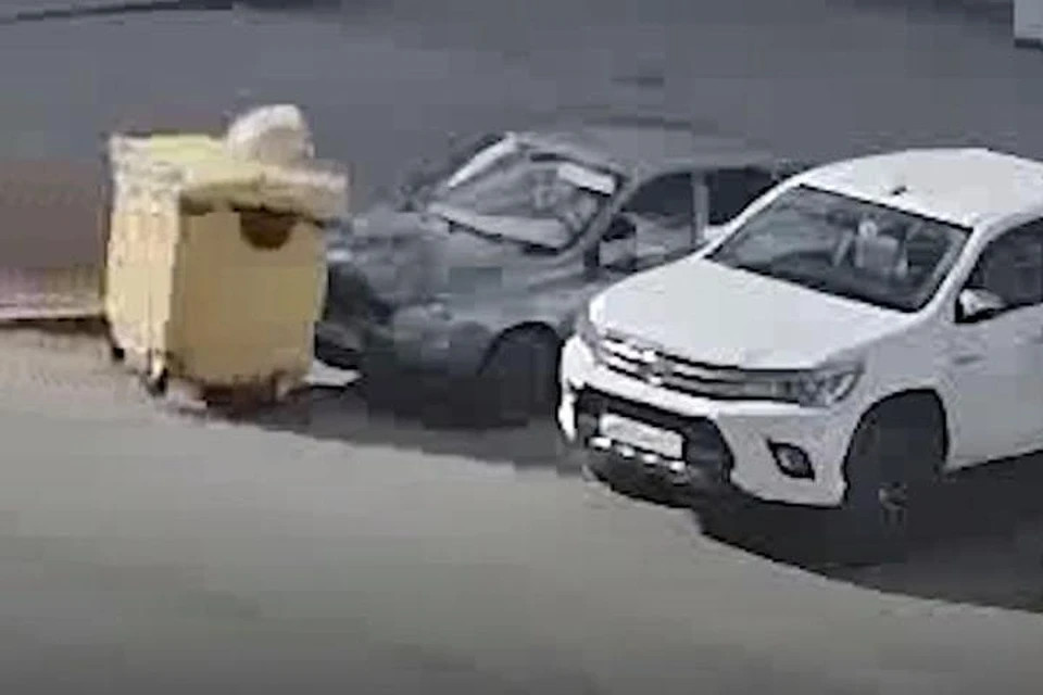 Контейнер с разгона влетел в припаркованные машины. Фото: ЖК Ньютон