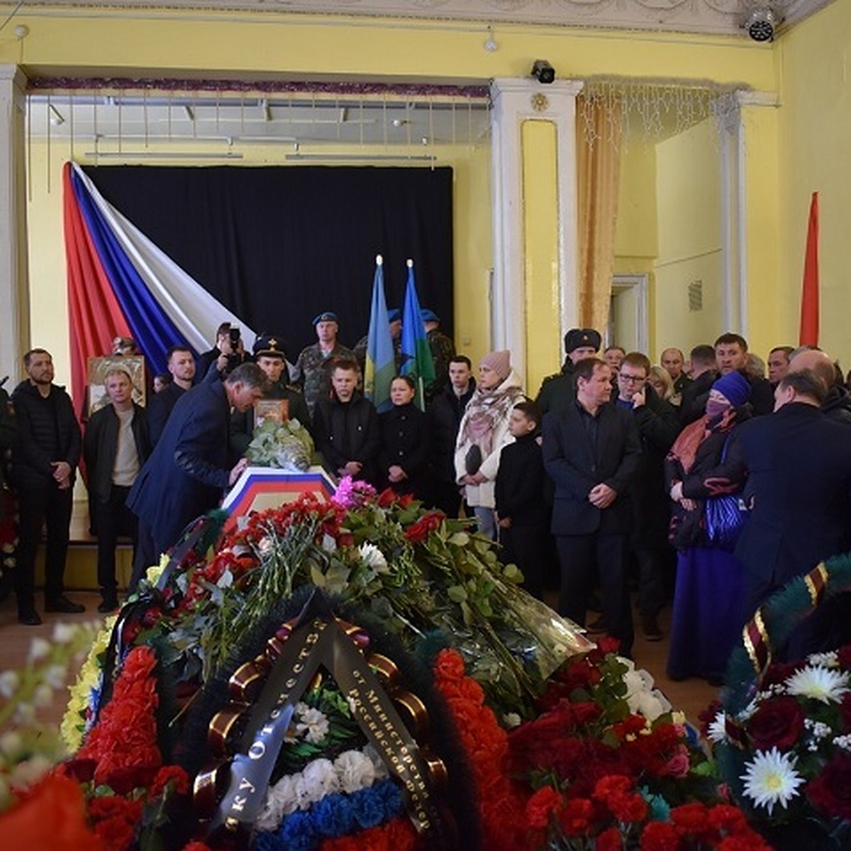 В Алапаевске простились с командиром, погибшим во время спецоперации на  Украине - KP.RU