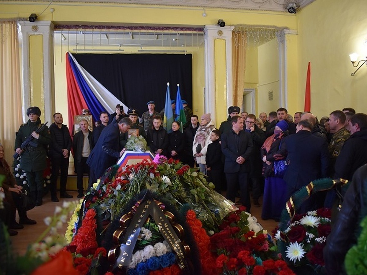 В Алапаевске простились с командиром, погибшим во время спецоперации на  Украине - KP.RU