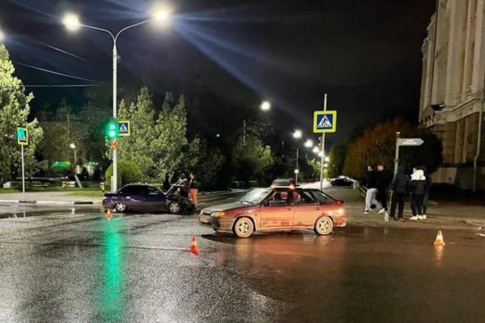 Автомобили столкнулись на проспекте Платовском в Новочеркасске. Фото: отдел пропаганды ГИБДД по Ростовской области.