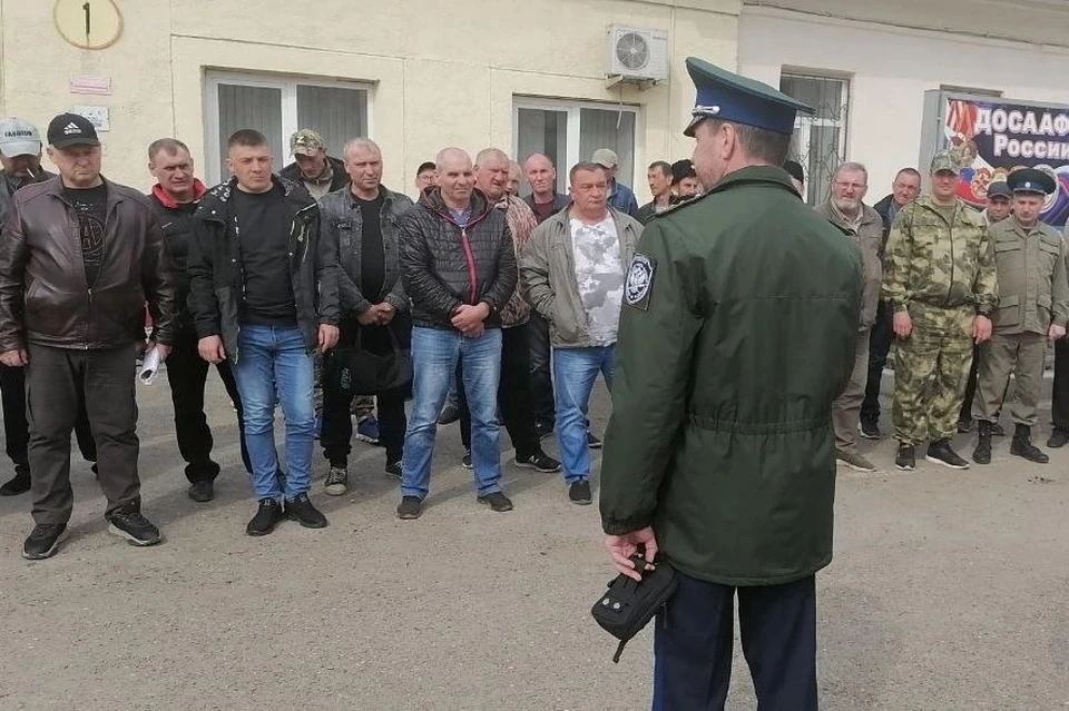 Мужчины сдают нормативы физподготовки, проходят обучение по оказанию первой медпомощи в боевых условиях. Фото: orenburzhie.ru