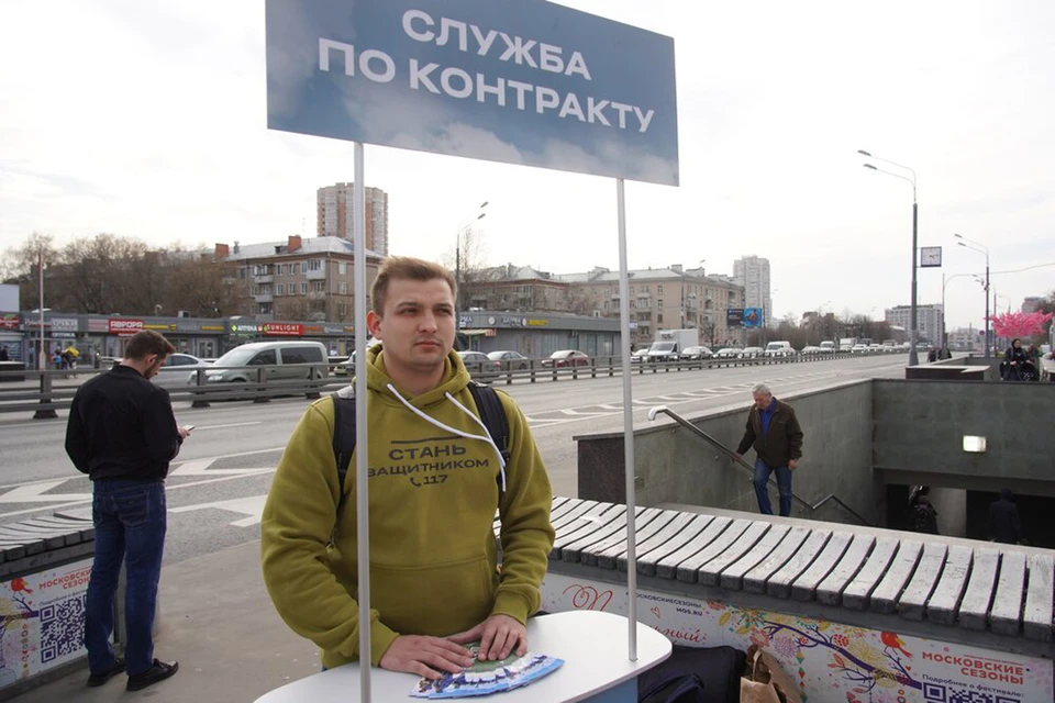 Волонтеры отвечают на вопросы горожан о том, как вступить в ряды Вооруженных сил, и где можно подписать контракт.