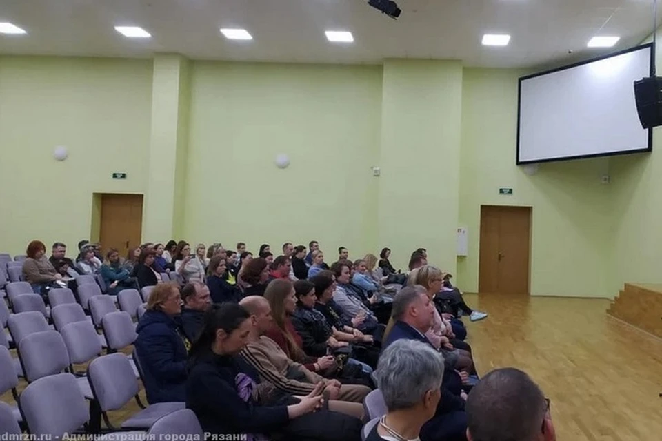 В Рязани родители учеников школы №75 жалуются на ежедневное давление на их детей.