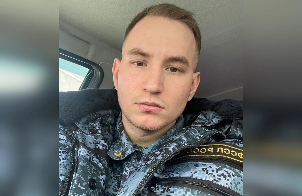 До приезда пожарных молодой человек поливал дом водой.