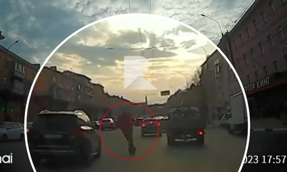 Выезд самокатчика на встречку в центре Рязани попал в кадр видеорегистратора.