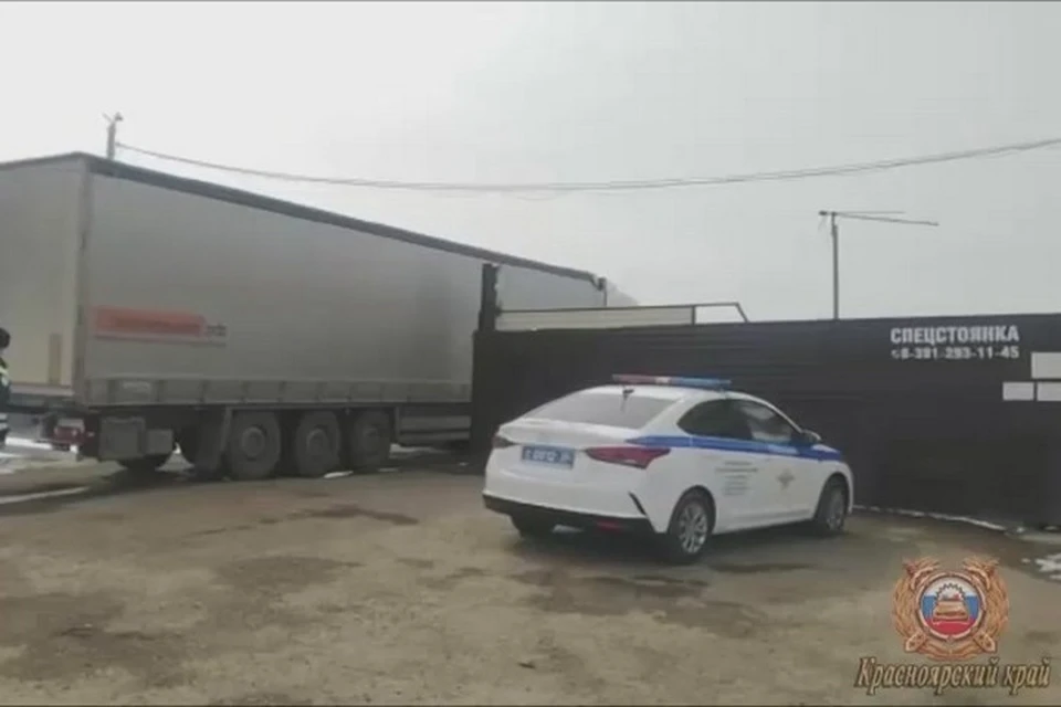 Под Красноярском задержали пьяного дальнобойщика. Стоп-кадр видео