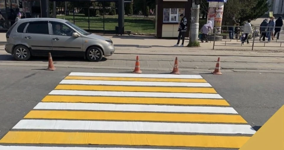 В Смоленске обновляют дорожную разметку «пешеходный переход». Фото: департамент Смоленской области по транспорту и дорожному хозяйству.