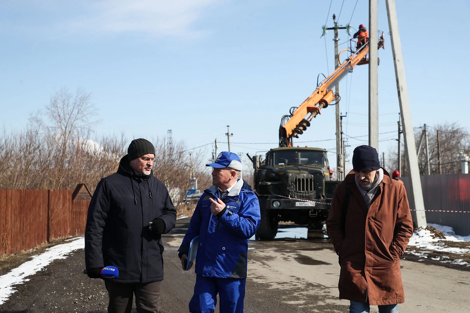 Директор филиала «Кузбассэнерго-РЭС» Иван Клейменов (в центре) рассказал журналистам о строительстве новой ЛЭП для будущей школы в поселке Пригородный. Фото: Максим КИСЕЛЕВ.