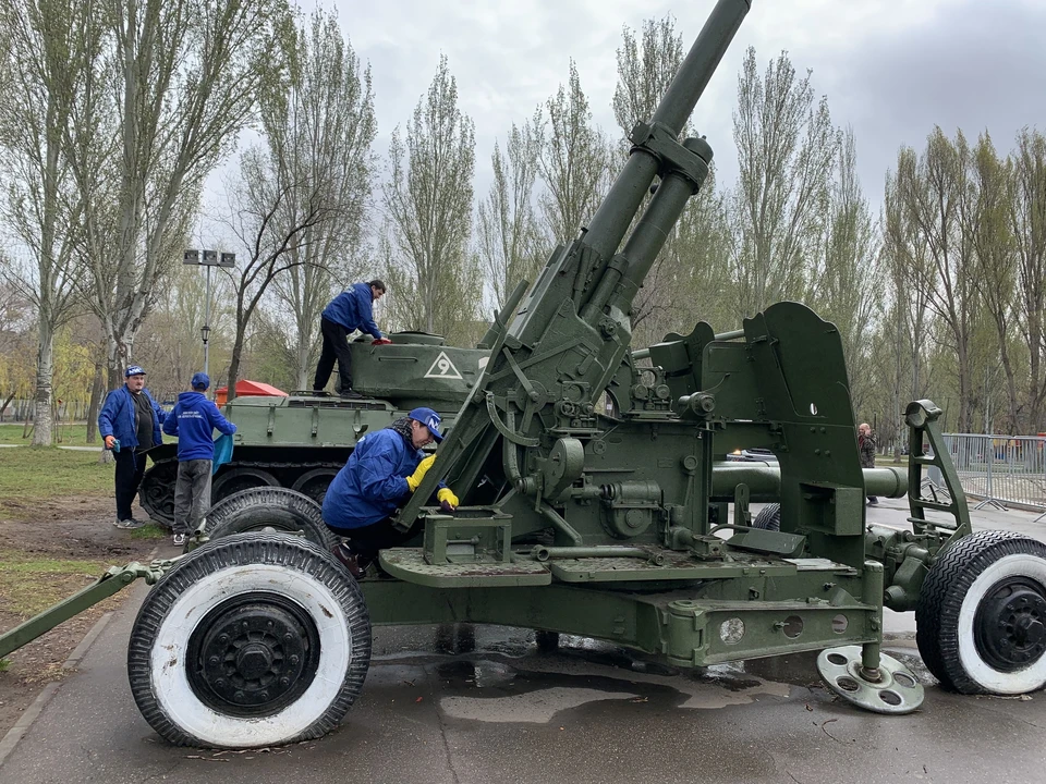 Партийцы очистили военную технику