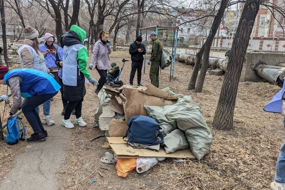 Пространство убирали около 30 человек. Фото: Администрация Благовещенска