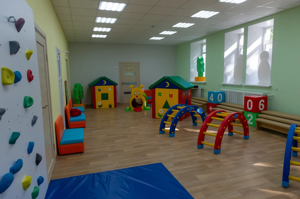 Воспитатель и охранник не заметили, как малыш уходил из учреждения.