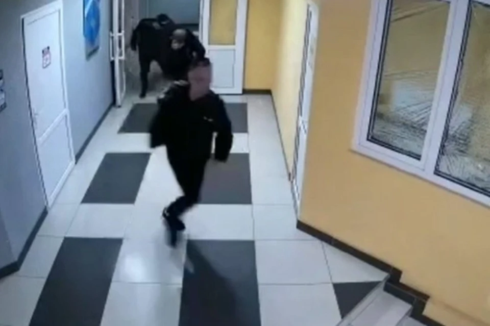 Мужчина бросился бежать и распылил в одного из жильцов перцовый баллончик Фото: кадр из видео