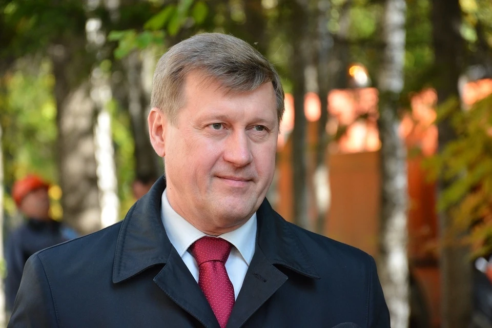 Анатолий Локоть потребовал остановить езду открытого мусоровоза в центре Новосибирска.