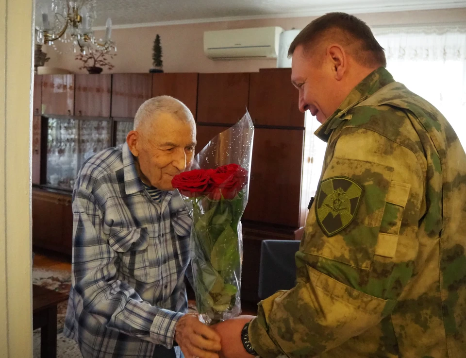Именинник поделился с гостями своими фронтовыми воспоминаниями. Фото: пресс-служба Управления Росгвардии по Белгородской области.