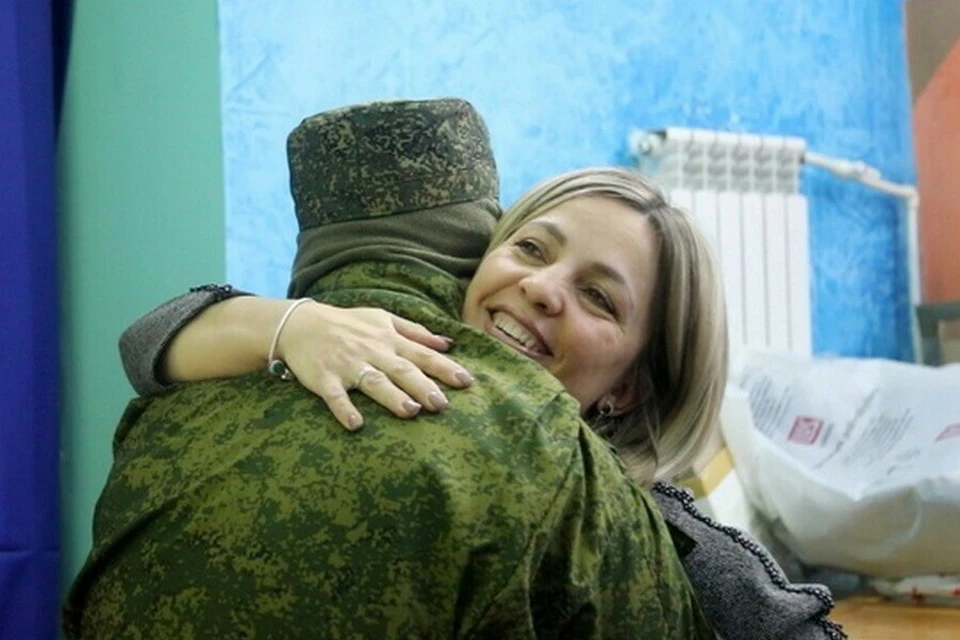 Парням показали новинки ручной работы, которые шьют местные жители в дополнение к основному комплекту обмундирования. Фото: пресс-служба ВВО