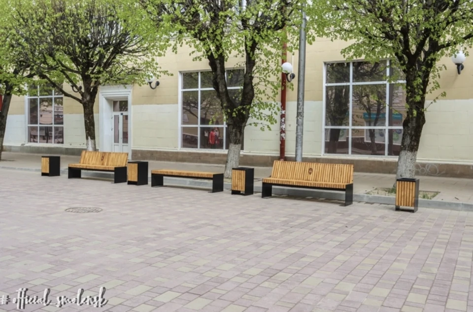 В Смоленске устанавливают лавочки и урны на улице Ленина. Фото: страница главы города Андрея Борисова ВКонтакте.