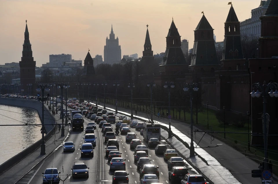 Москва мировой город. Пробка на кремлевской набережной. Пробки у Кремля. Город без фильтров. Москва без эффектов.