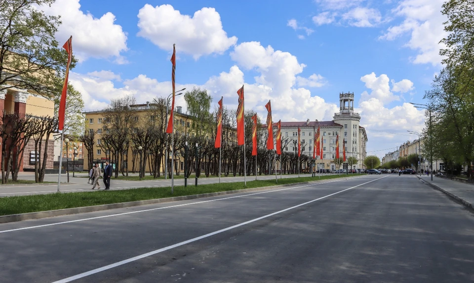 В преддверии Дня Победы Смоленск украшается праздничной атрибутикой. Фото: пресс-служба администрации города.