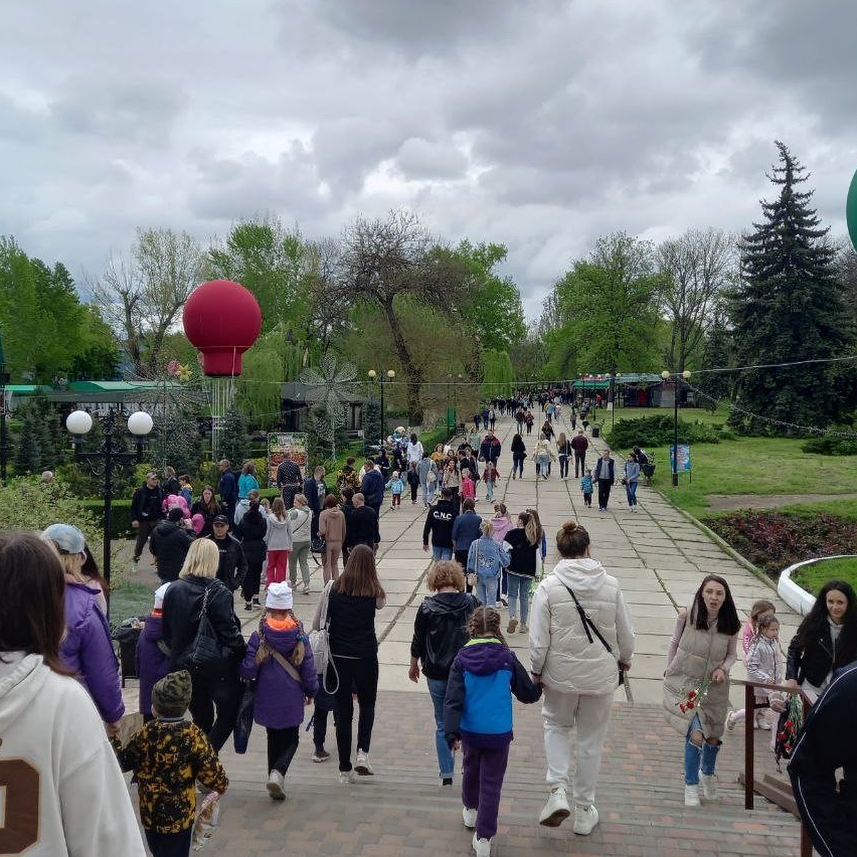 Мир! Труд! Май! В Луганске начался летний сезон в самом большом и старом  парке - KP.RU