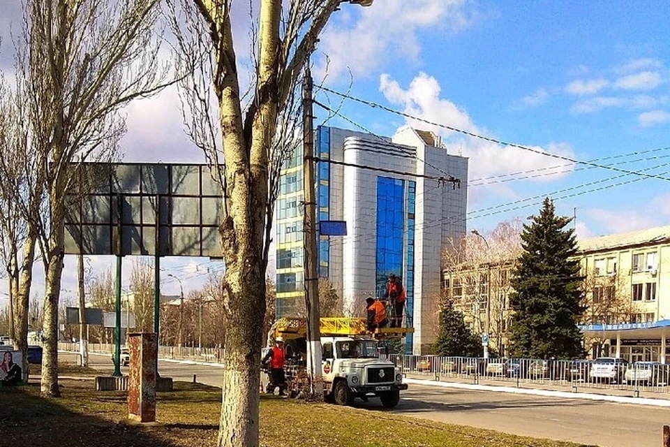 В Луганске восстановили 15 железобетонных опор. Фото - администрация Луганска