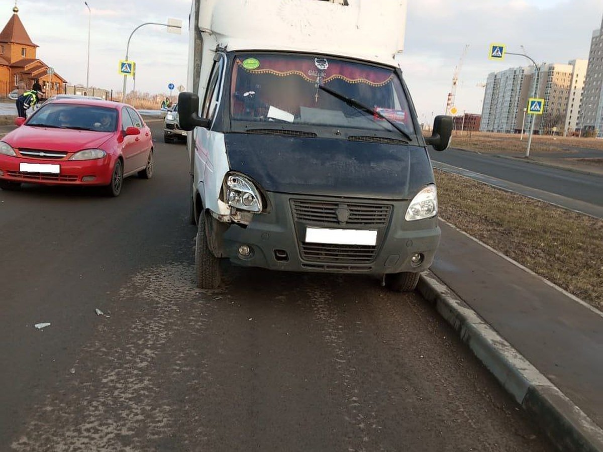 В Кемерове автомобиль сбил девушку на бульваре Строителей - KP.RU