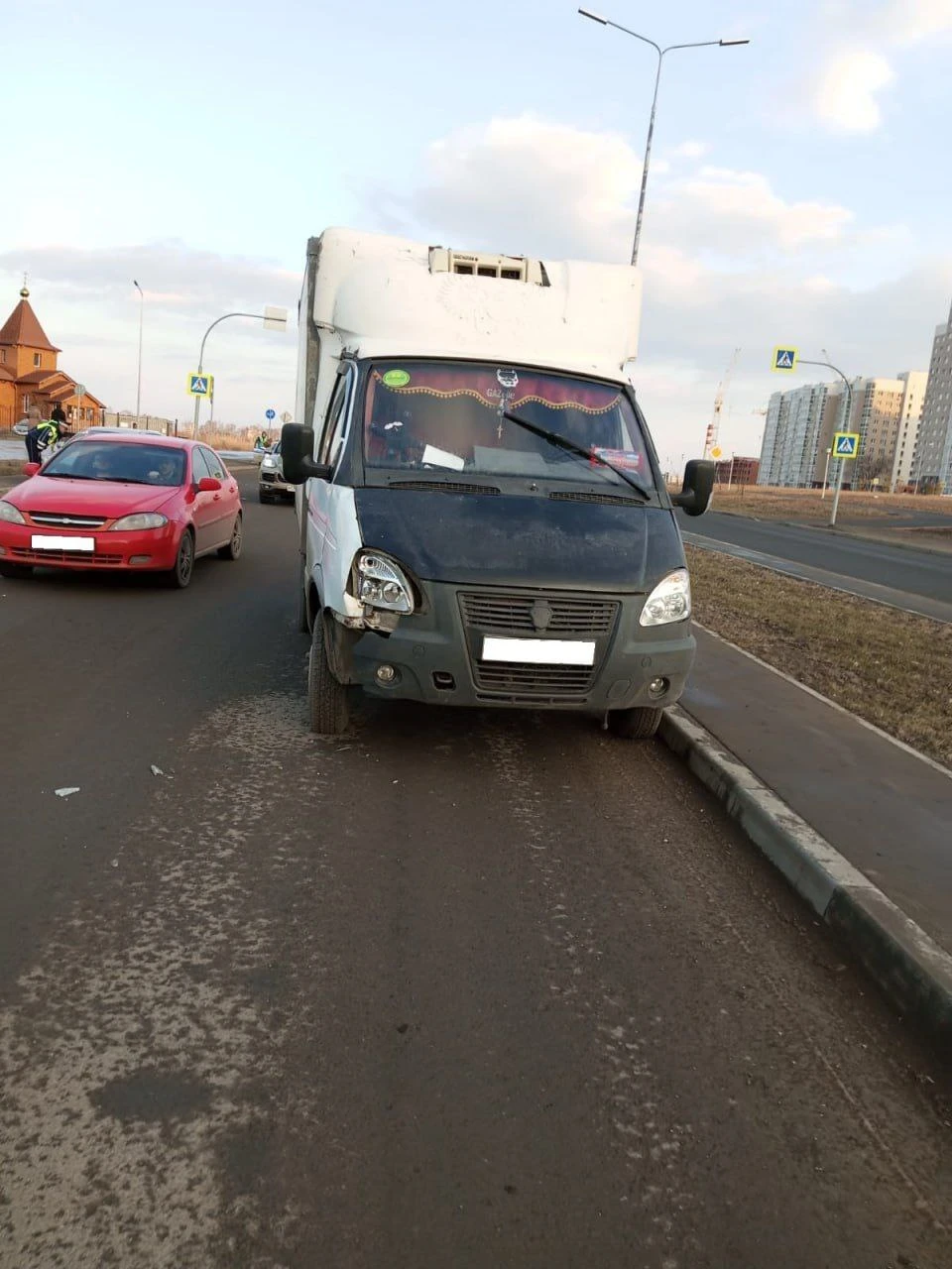 В Кемерове автомобиль сбил девушку на бульваре Строителей - KP.RU