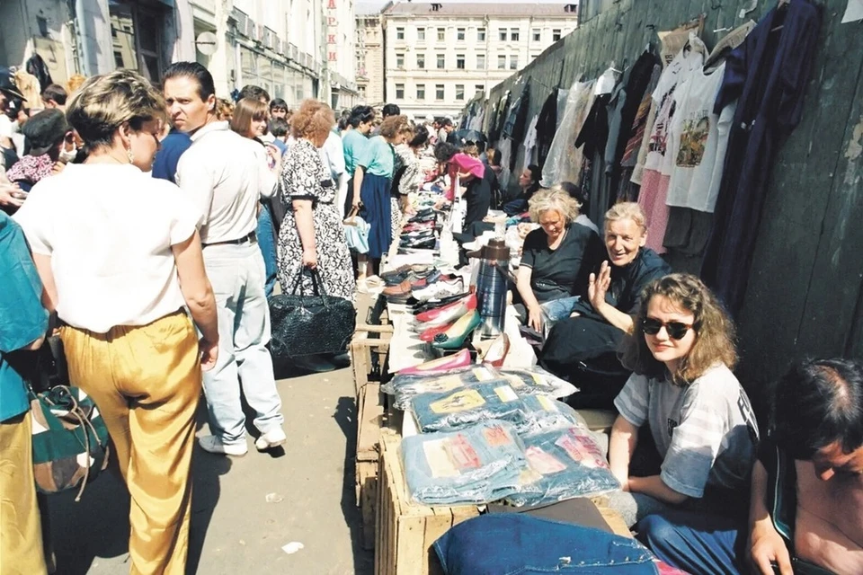 Одевались на рынках и шили сами. Фото: mk.ru