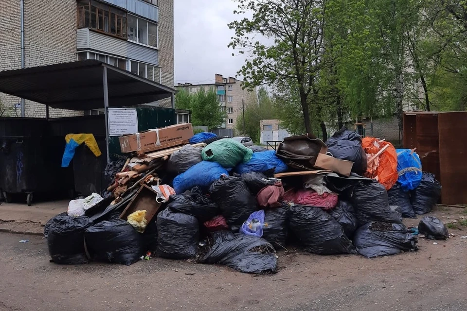 Одна из мусорных куч в Коврове, появившихся в апреле. Фото из соцсетей.