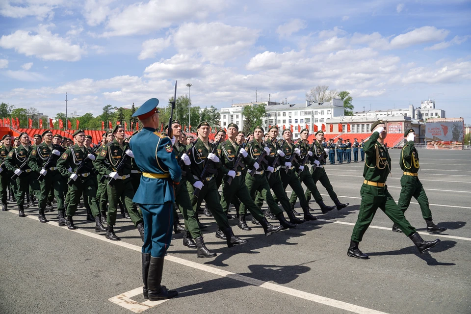 На площади Ленина почти все готово к параду.