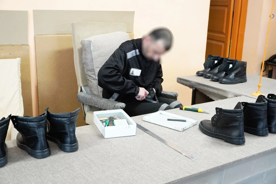 В ульяновской колонии №2 заключенные шьют обувь из натуральной кожи - KP.RU