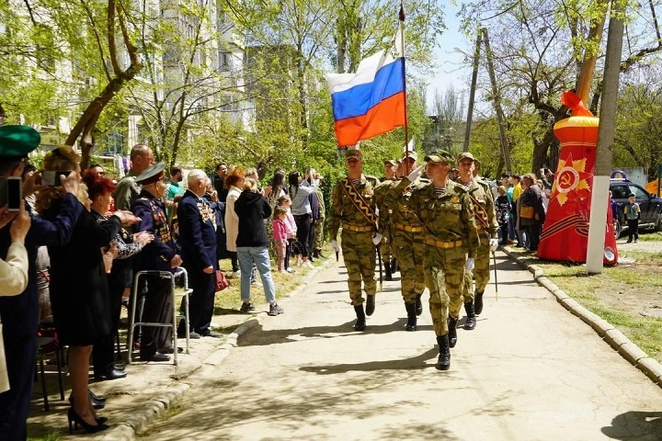 Акция "Парад у дома ветерана" в Керчи 8 мая 2022 года. Фото: официальный сайт администрации города.