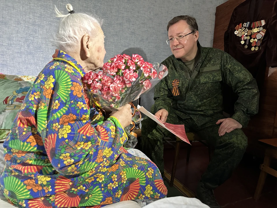 Вера Дьяченко рассказала Дмитрию Азарову, как ей приходилось оперировать бойцов. Фото: Ольга Павловская
