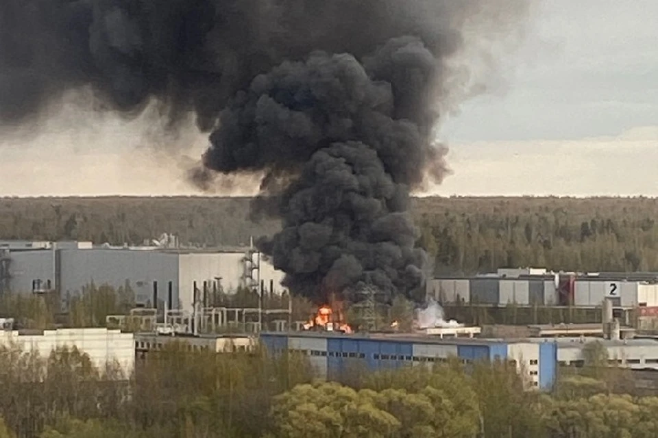 Что горит в горелово сейчас. Мощный пожар. Пожар в Новосаратовке сейчас. Промзона. Бекабад промышленные зоны.