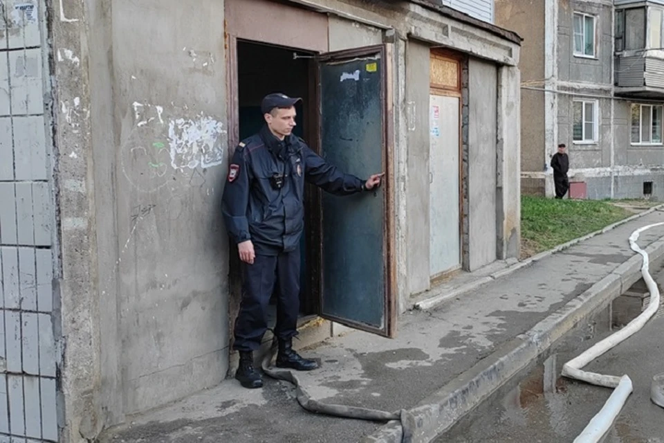 Полицейские Хабаровска эвакуировали жильцов из горящего дома