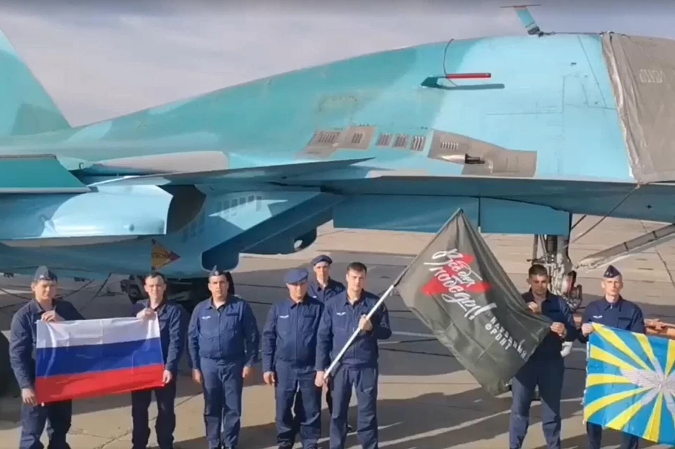 Бойцы авиационного полка поздравили россиян с Днем Победы. Фото: скриншот из видео