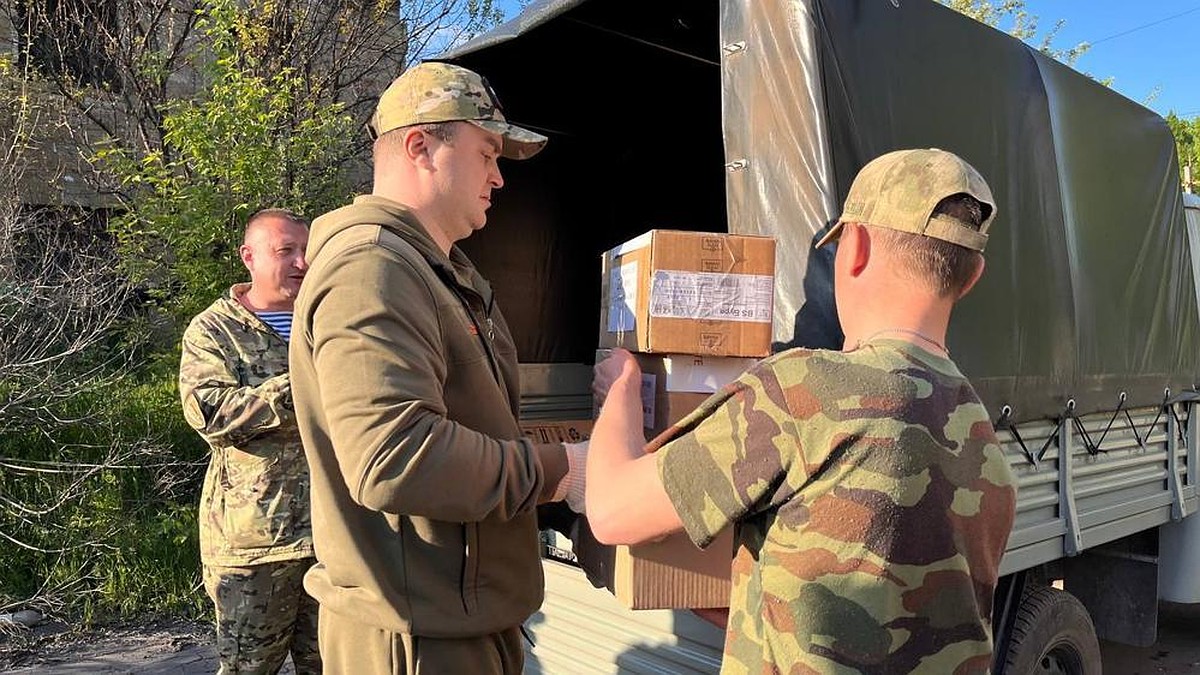 Виталий Хоценко побывал в подшефном Стаханове и передал бойцам посылки из  Омской области - KP.RU