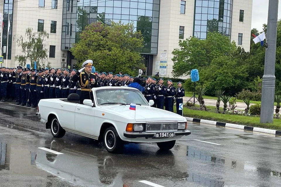 В этом году парад в городе-герое принял командир Новороссийской военно-морской базы, контр-адмирал Виктор Кочемазов.