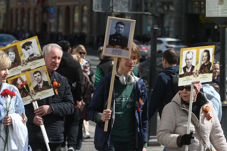 Стихийное шествие «Бессмертного полка» образовалось в Петербурге
