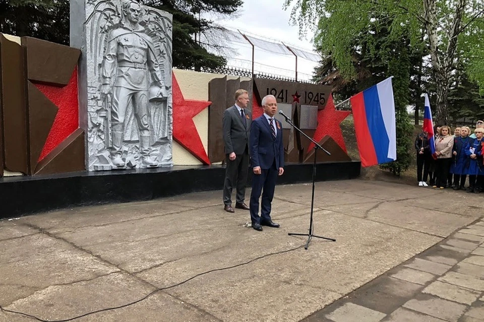 Среди прочего, по давней традиции вместе с ветеранами руководство предприятия возложили цветы к Мемориалу Славы. Фото: vk.com/kamaz_officialgroup