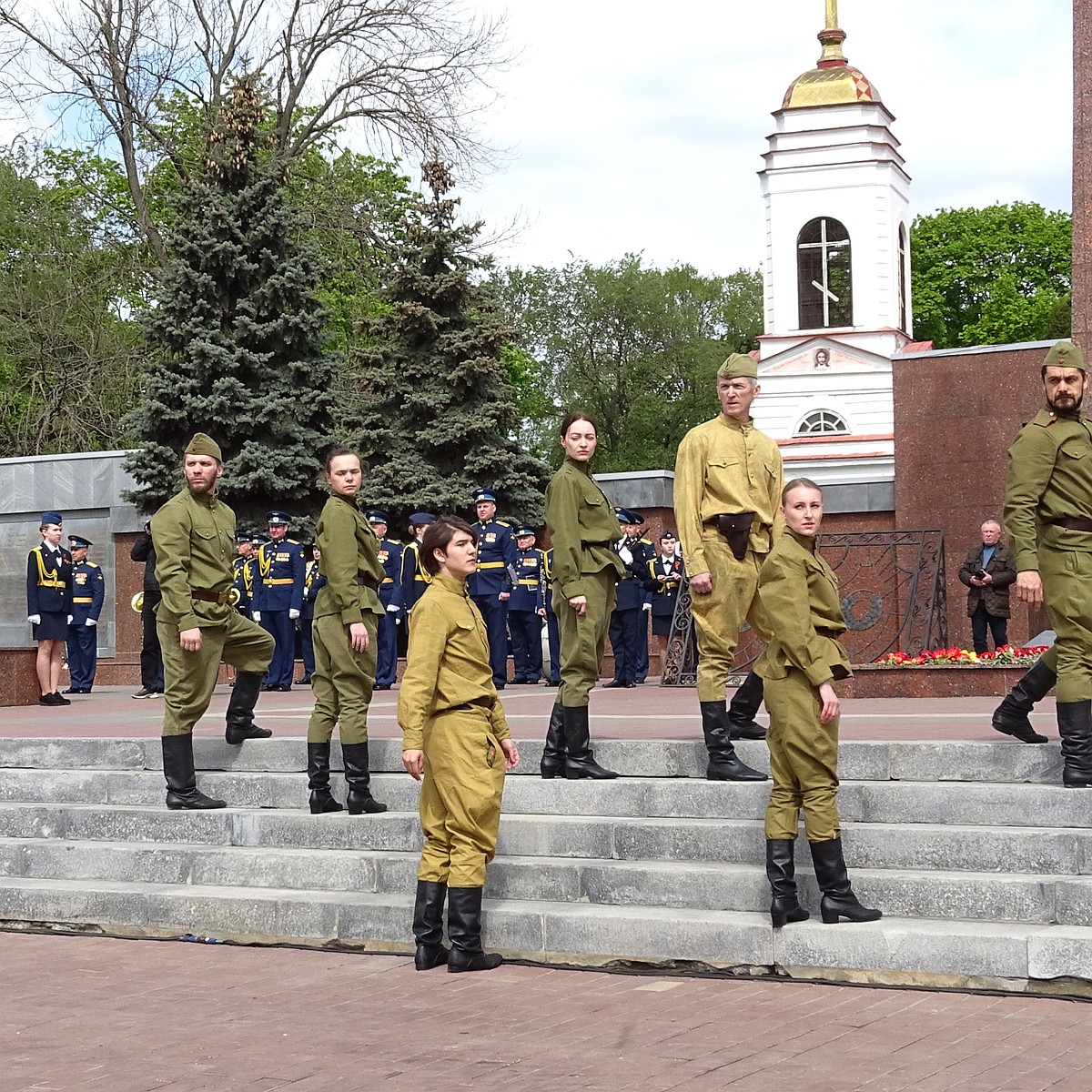 В День Победы 2023 жители Липецка почтили память погибших в Великой  Отечественной войне - KP.RU