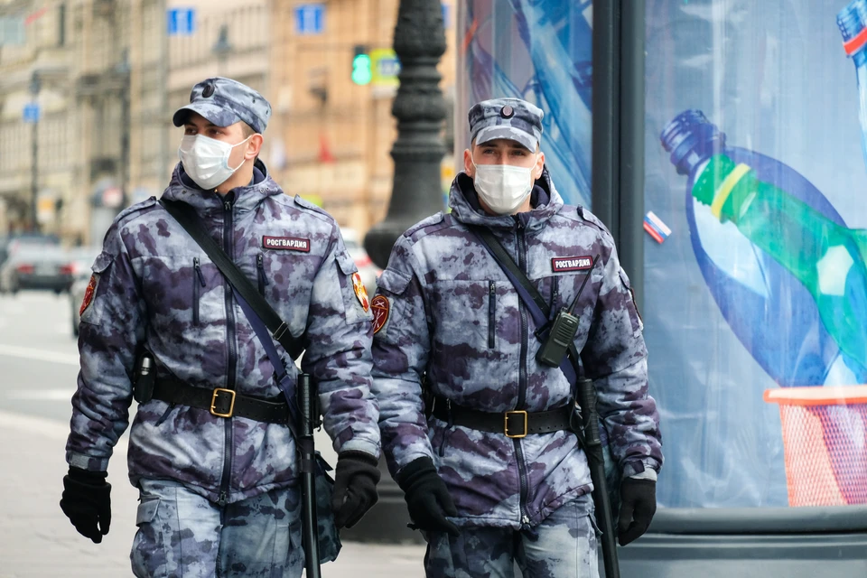 Петербуржец напал с ножом на маленьких детей и возлюбленную.