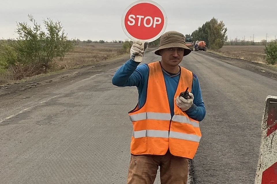Транспорт сможет проехать по объездному маршруту рядом с мостом.