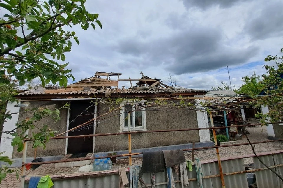 Петровский район Донецка, улица Твардовского 4, прямое попадание в дом 155 мм снаряда сегодня утром
