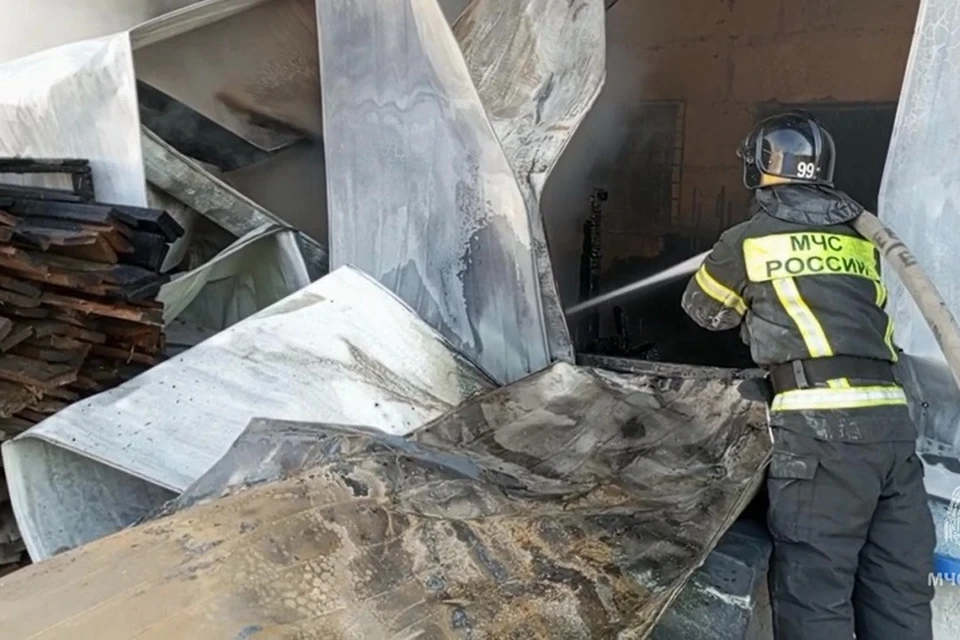Пожарные локализовали огонь на горящем складе в Хабаровске 12 мая