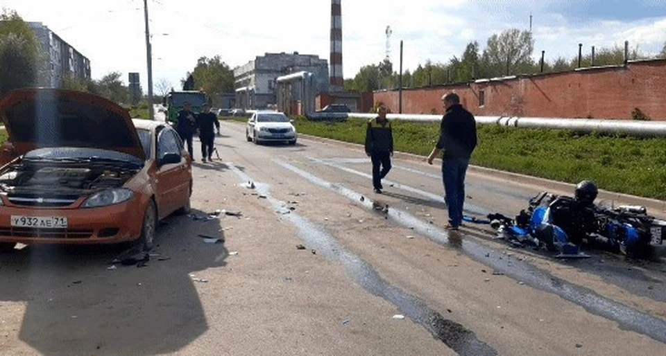 В Новомосковске легковушка столкнулась с мотоциклом: байкер госпитализирован