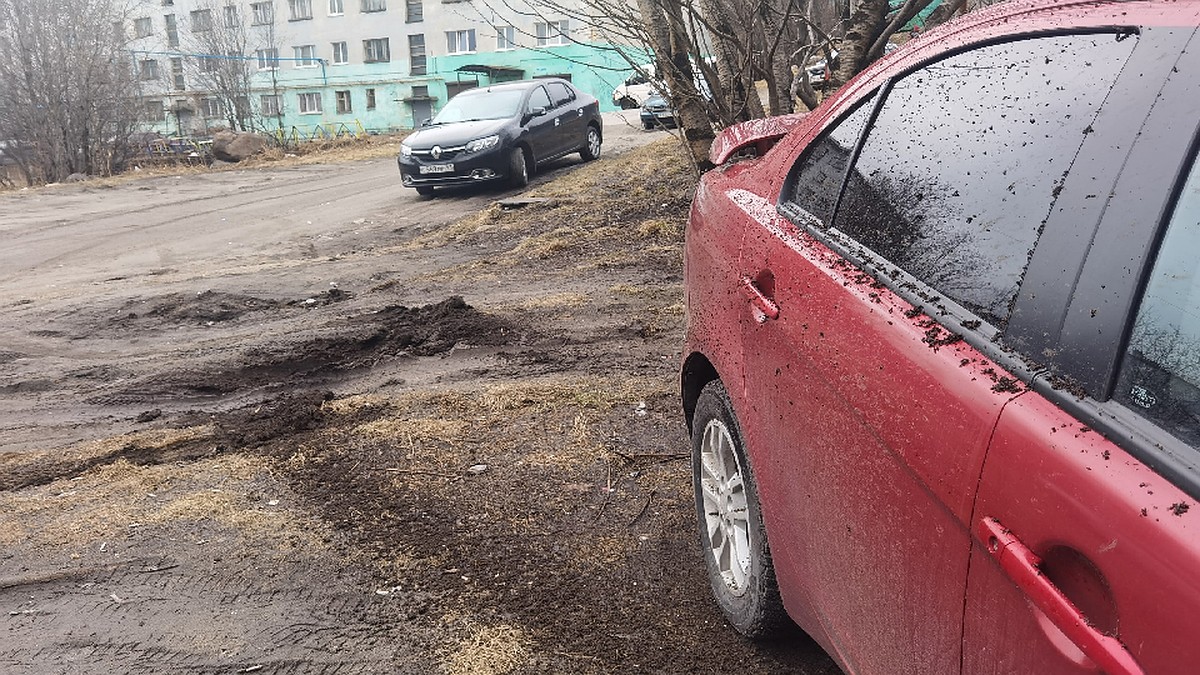 В Мурманске машину закидали грязью за парковку во дворе - KP.RU